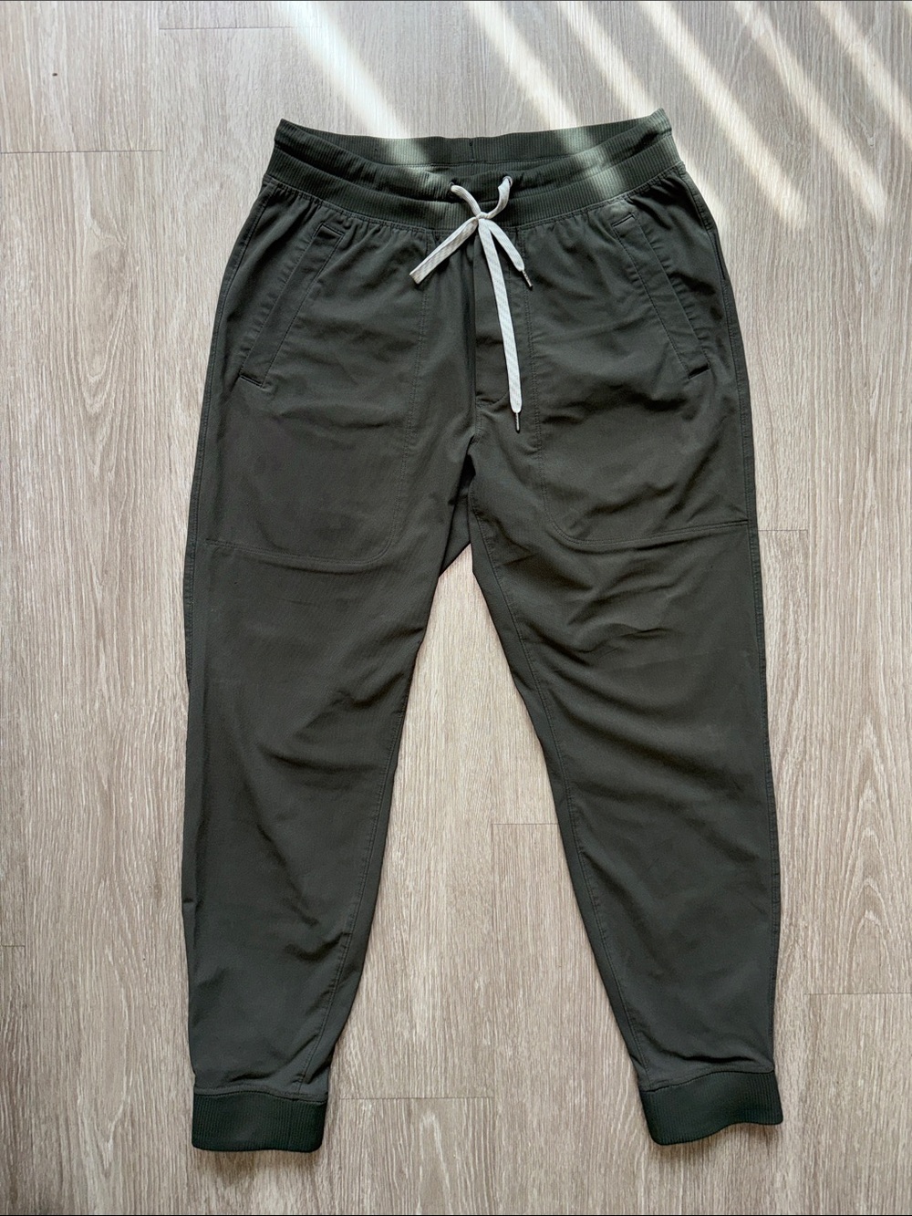 Vuori Olive Green Drawstring Joggers Size M